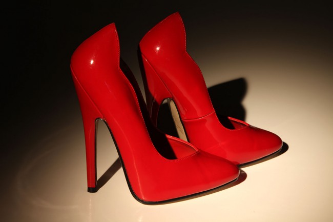 Модные луки с красными туфлями: 60 идей на фото